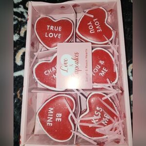 ✨️❤️NWT CUPCAKE & CASHMERE 6PC RESIN HEARTS/ DECOR/ TIER TRAY ✨️❤️